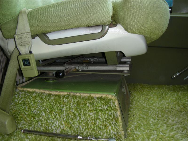 DSCN5068.JPG - OEM seat slider.
