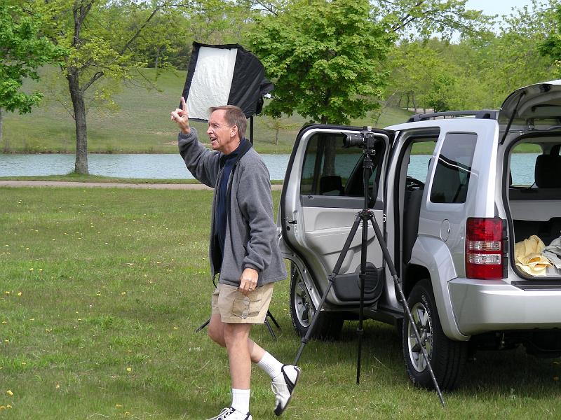 DSCN2627.JPG - Doug Keister photographer and author of a number of RV related books. Is taking a group photo.

www.douglaskeister.com