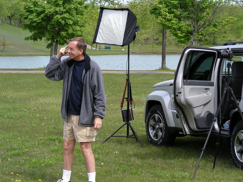 DSCN2628.JPG - Doug Keister photographer and author of a number of RV related books. Is taking a group photo.

www.douglaskeister.com