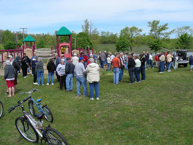 DSCN2630.JPG - Doug Keister photographer and author of a number of RV related books. Is taking a group photo.

www.douglaskeister.com