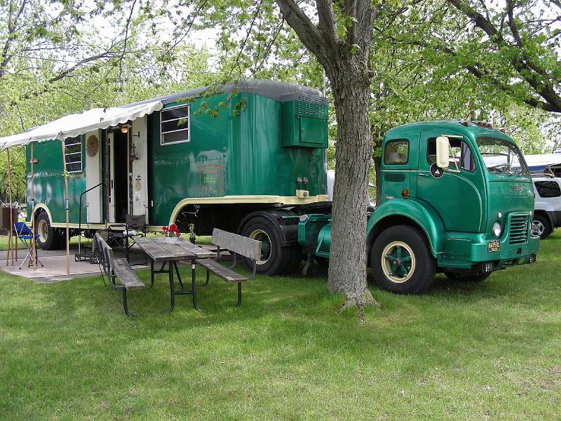 DSCN2639.JPG - This RV is the full time home for a retired couple