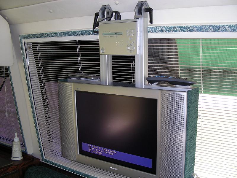 DSCN2787.JPG - the Balsley GMC and the fold up flat screen TV